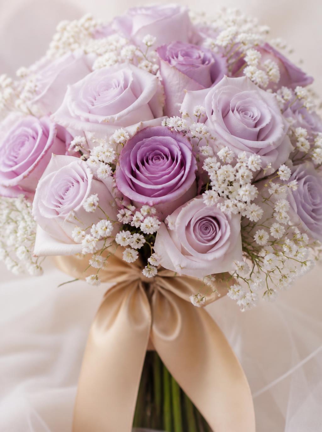 Ramo de rosas lavanda con listón dorado